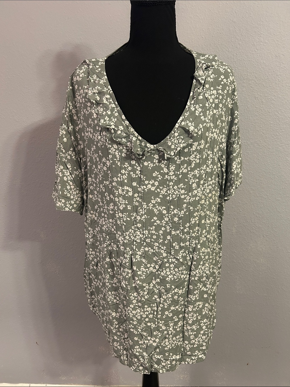 BloomChic Women Sage Green Floral V-Neck Top Size 22-24